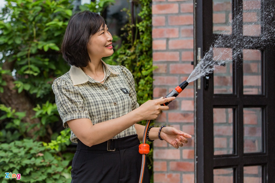 Chị Quỳnh Liên chia sẻ trước kia, gia đình sở hữu một căn nhà thờ cổ, xung quanh hàng xóm chưa xây dựng nhiều nên không gian rất thoáng. Nhưng khi nhà tầng mọc lên liên tục, ngôi nhà bị bí và lọt thỏm. Với tuổi đời hơn 100 năm, gia đình tính toán căn nhà cổ sẽ xuống cấp, do đó cần sửa chữa để sử dụng được lâu dài. Ngoài ra, gia đình có truyền thống 4 đời làm nghệ thuật điêu khắc, nên cũng mong muốn có thêm không gian để trưng bày sản phẩm. Chính vì thế, chị Liên cho biết công trình độc đáo này ra đời.