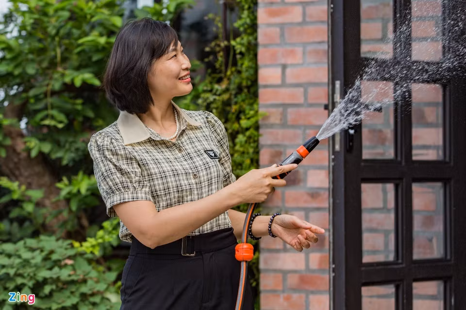 Chị Quỳnh Liên chia sẻ trước kia, gia đình sở hữu một căn nhà thờ cổ, xung quanh hàng xóm chưa xây dựng nhiều nên không gian rất thoáng. Nhưng khi nhà tầng mọc lên liên tục, ngôi nhà bị bí và lọt thỏm. Với tuổi đời hơn 100 năm, gia đình tính toán căn nhà cổ sẽ xuống cấp, do đó cần sửa chữa để sử dụng được lâu dài. Ngoài ra, gia đình có truyền thống 4 đời làm nghệ thuật điêu khắc, nên cũng mong muốn có thêm không gian để trưng bày sản phẩm. Chính vì thế, chị Liên cho biết công trình độc đáo này ra đời.