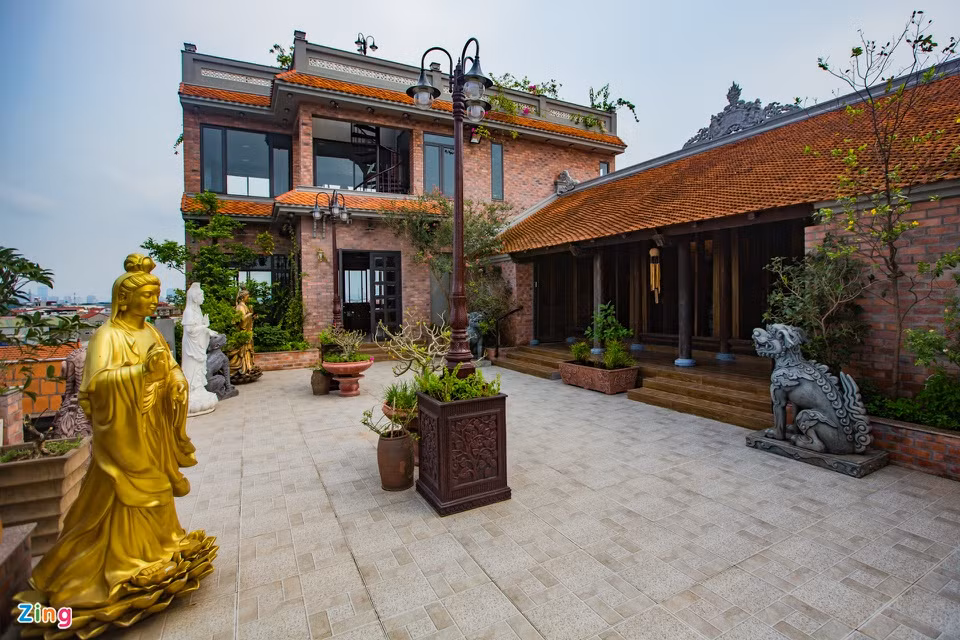 Chị Quỳnh Liên cho biết cùng chồng đã mất khoảng 2 năm để lên ý tưởng thiết kế căn nhà kết hợp giữa cổ điển và hiện đại. Trong 1 năm thi công (từ tháng 2/2020), vợ chồng chị phải tự chỉnh sửa khá nhiều cho tới khi ưng thì thôi. "Chúng tôi muốn căn biệt thự vừa là nơi lưu giữ, bảo tồn ngôi nhà thờ cổ, vừa là chỗ để bố mẹ ở cho gần gũi, thân quen. Anh chị em họ hàng cảm thấy rất vui khi biết vợ chồng tôi giữ lại được căn nhà cổ vì đây là nơi chứa đựng biết bao kỷ niệm của mọi người thời xưa", chị Quỳnh Liên chia sẻ.