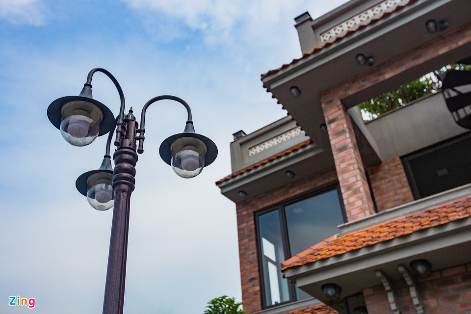 Hệ thống đèn chiếu sáng được lắp đặt xung quanh không gian ngôi nhà.