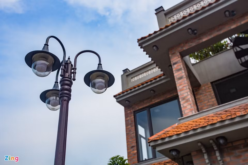 Hệ thống đèn chiếu sáng được lắp đặt xung quanh không gian ngôi nhà.