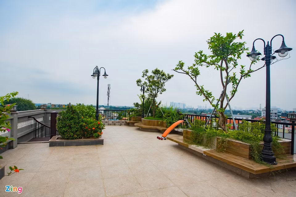 Mái trần tầng 5 thiết kế không gian như một công viên, vừa là nơi vui chơi của con cháu, vừa có thể là nơi tụ tập thưởng thức món nướng BBQ của gia đình.