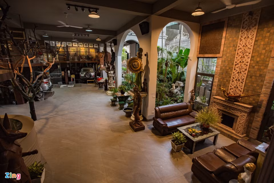 Tổng thể thiết kế căn biệt thự có 5 tầng. Trong ảnh là không gian tầng 1 để tiếp khách, tầng lửng làm phòng treo tranh, bảo tàng điêu khắc của gia đình. Tầng 2 là phòng trưng bày các sản phẩm điêu khắc của công ty sản xuất, tầng 3 là phòng sinh hoạt của gia đình, tầng 4 là nhà thờ cổ và nơi ông bà ở, trưng bày các tác phẩm khác. Cuối cùng, tầng 5 là phòng tập gym và phòng kỹ thuật.