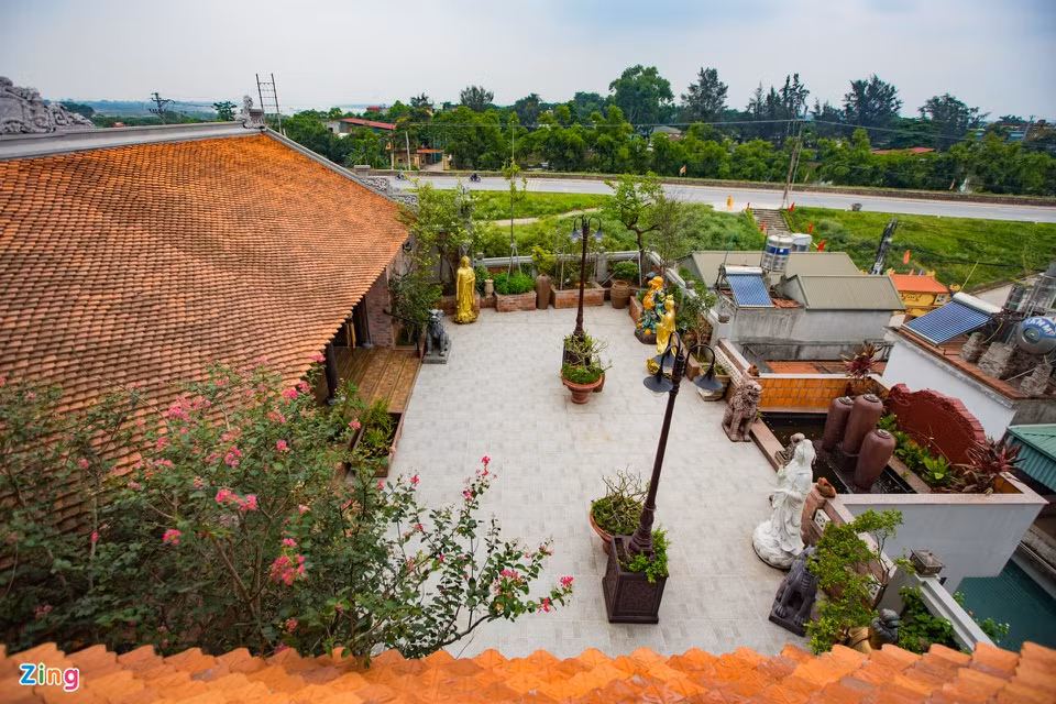 Xung quanh nhà cổ, chị Liên cho trồng các loại cây như táo, mít, khế, ổi, hoa giấy, tường vi... làm cho không gian mát mẻ hơn.