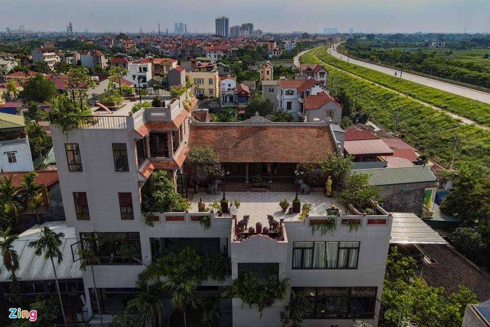 Ngôi nhà cổ tọa lạc trên tầng thượng của một căn biệt thự ở quận Bắc Từ Liêm (Hà Nội) khiến nhiều người đi qua tò mò bởi lối kiến trúc độc đáo, kết hợp nét truyền thống bên trong một công trình hiện đại, bề thế.