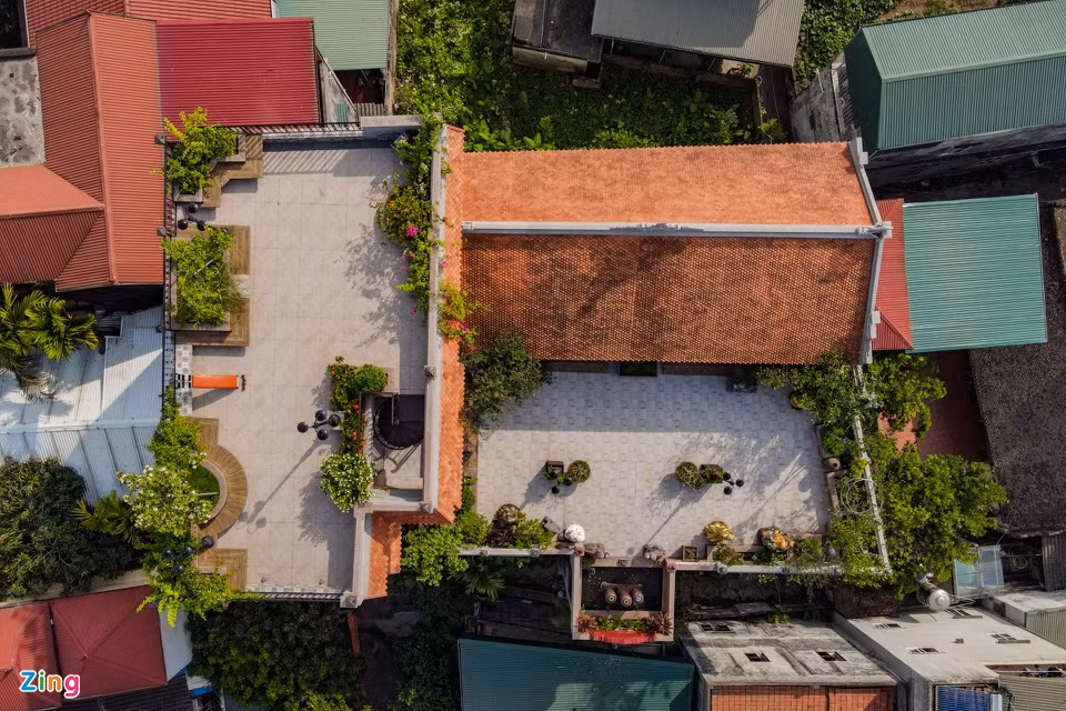 Công trình này thuộc sở hữu của anh Nguyễn Văn Vũ và vợ là chị Quỳnh Liên. Tổng diện tích một mặt sàn là 460 m2, riêng diện tích ngôi nhà thờ cổ là 100 m2.