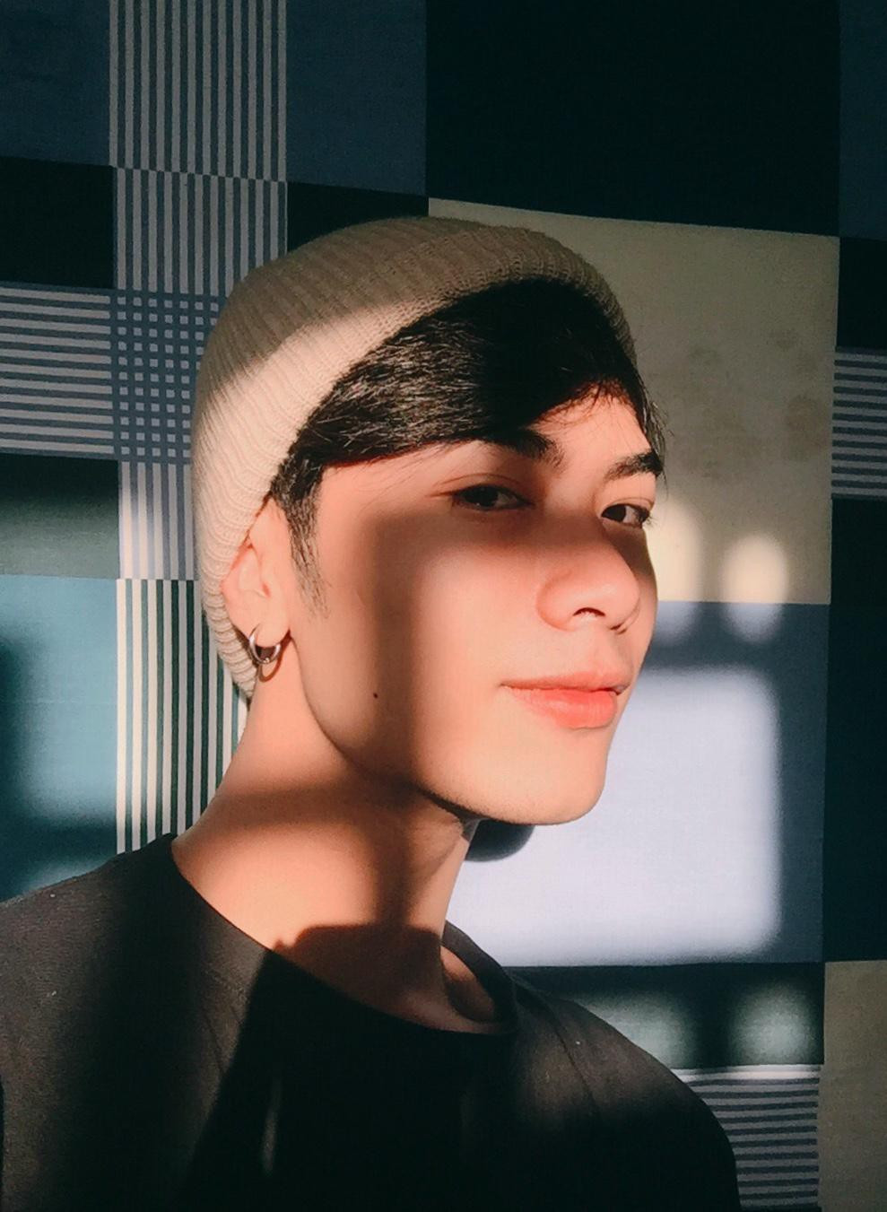 Lương chia sẻ: “Lúc mới bắt đầu theo con đường làm mẫu ảnh thì mình gặp phải khá nhiều khó khăn vì mình vẫn còn rụt rè, ngại ống kính và chưa có kinh nghiệm về công việc này. Ngoài ra, cũng khá là vất vả để được những tấm hình đẹp, có khi mình phải đứng phơi người giữa trời nắng to, trời đổ mưa rồi về nhà bị ốm. Nhưng mình vẫn cảm thấy rất thích công việc này vì đây là một công việc thú vị. Dù có chịu khổ một chút nhưng khi nhận lại thành quả là những bức ảnh đẹp thì mọi mệt mỏi đều xua tan”.