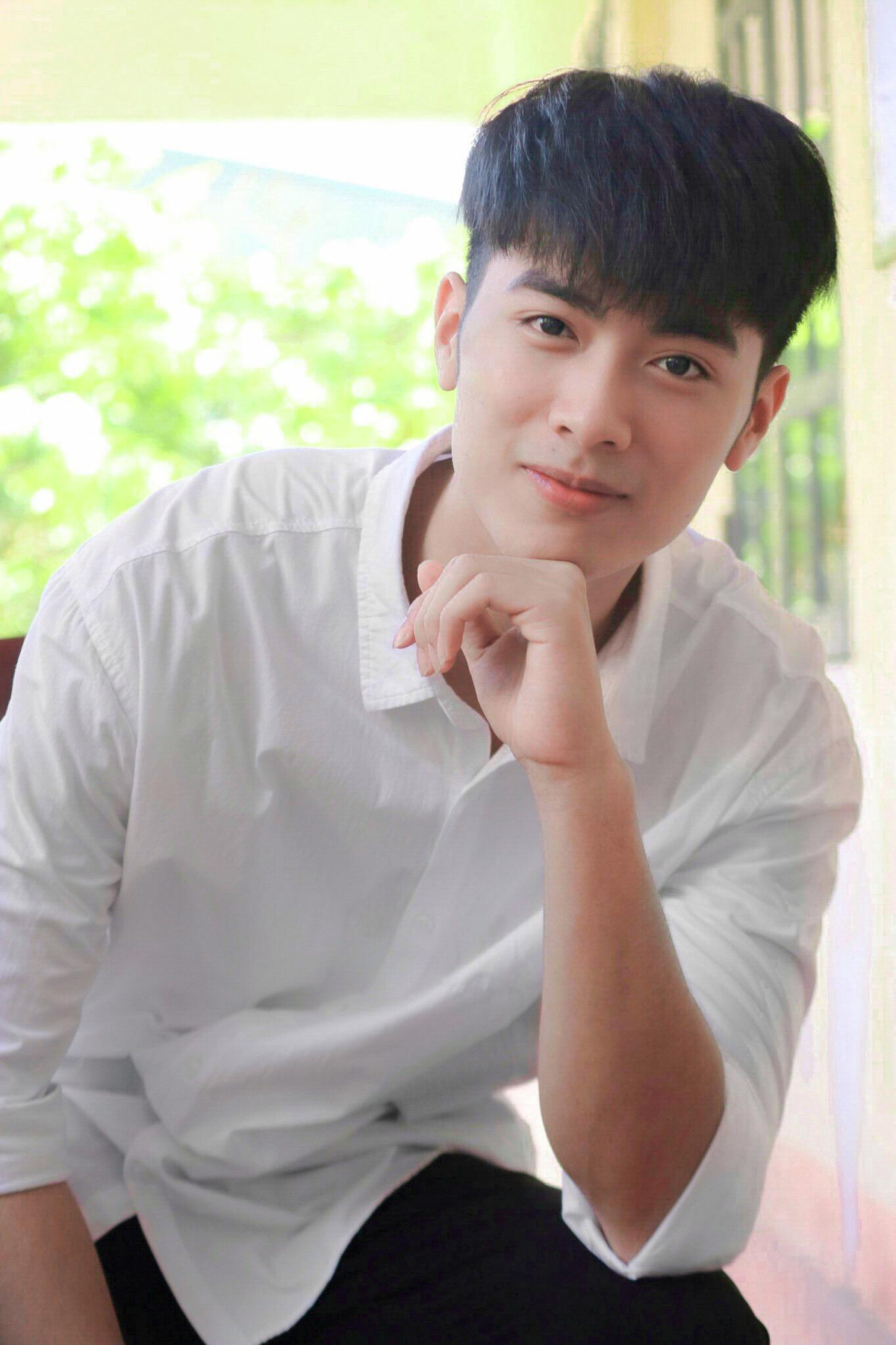 Hơn hết, nam sinh luôn giữ được thành tích học tập ổn định nhưng về khả năng ngoại ngữ. Anh chia sẻ: “Mình cảm thấy không tự tin lắm về mảng ngôn ngữ nên mình đang cố gắng trau dồi thêm, bổ sung thêm kiến thức vì mình thấy ngoại ngữ khá quan trọng. Hầu như nhiều công việc đều cần có ngoại ngữ, nó sẽ bổ trợ thêm giúp mình kiếm một công việc tốt hơn”.