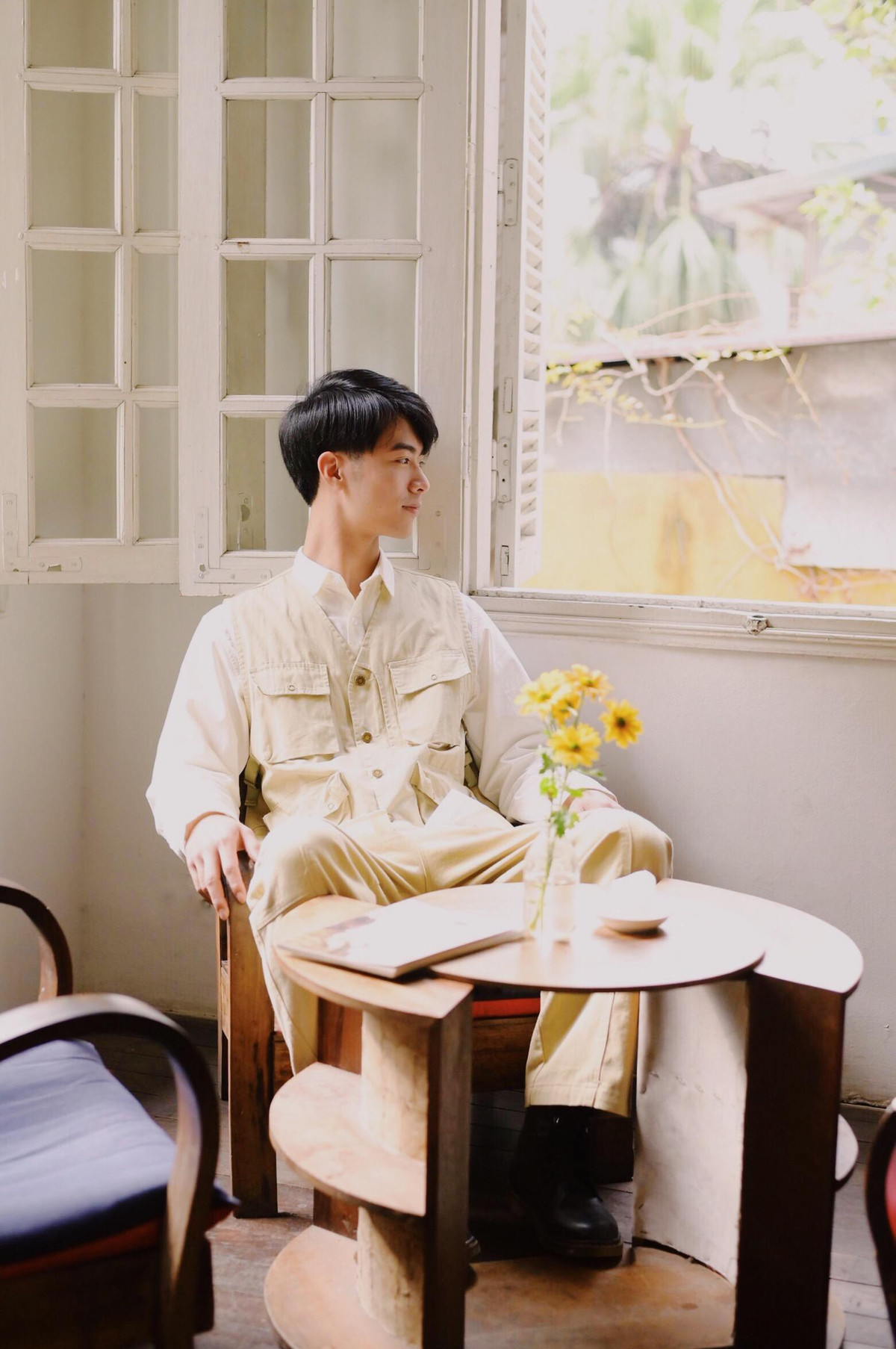 Lương bộc bạch: “Các bạn trẻ hiện nay dùng TikTok rất nhiều và cũng nhiều bạn nghĩ rằng trở thành Tiktoker là sẽ giàu nên quyết định thôi học. Theo mình thấy các bạn hoàn toàn có thể vừa học vừa làm Tiktoker được mà không nhất thiết phải bỏ học. Cái gì cũng có hai mặt, các bạn phải suy nghĩ thật kỹ trước khi quyết định và chịu trách nhiệm với nó”.