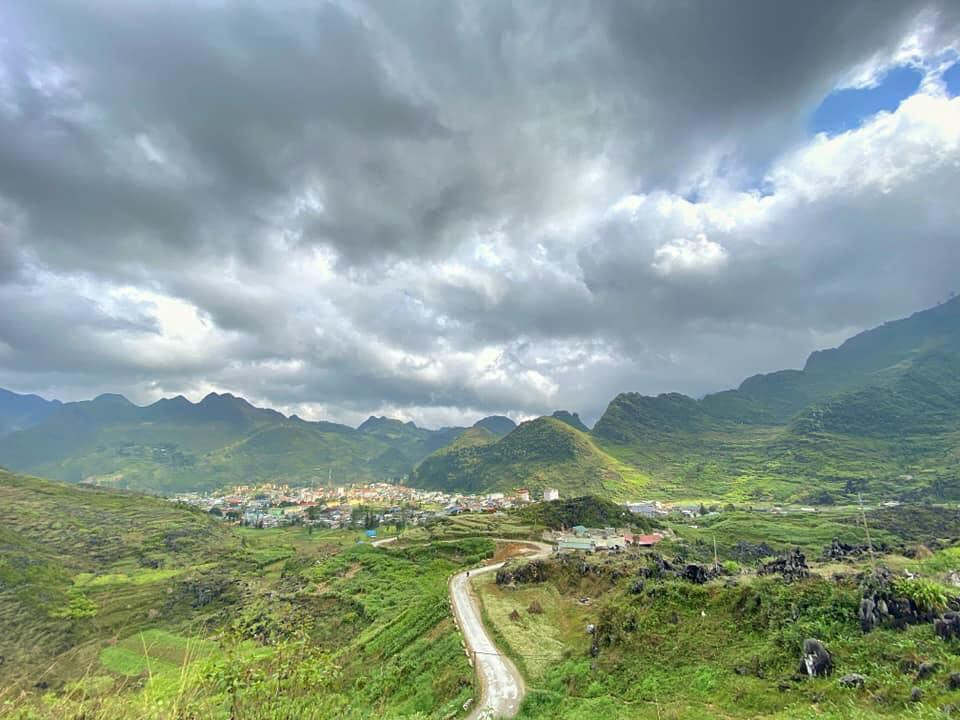 Trong các hành trình khám phá Hà Giang, các bạn trẻ sẽ ghé địa điểm Cao nguyên đá Đồng Văn. Những ruộng hoa tam giác mạch rộng lớn trải dài với cánh hoa mỏng manh phớt hồng như tô điểm thêm nét sinh động cho vùng cao nguyên đá. Ảnh: TINTIN ADVS
