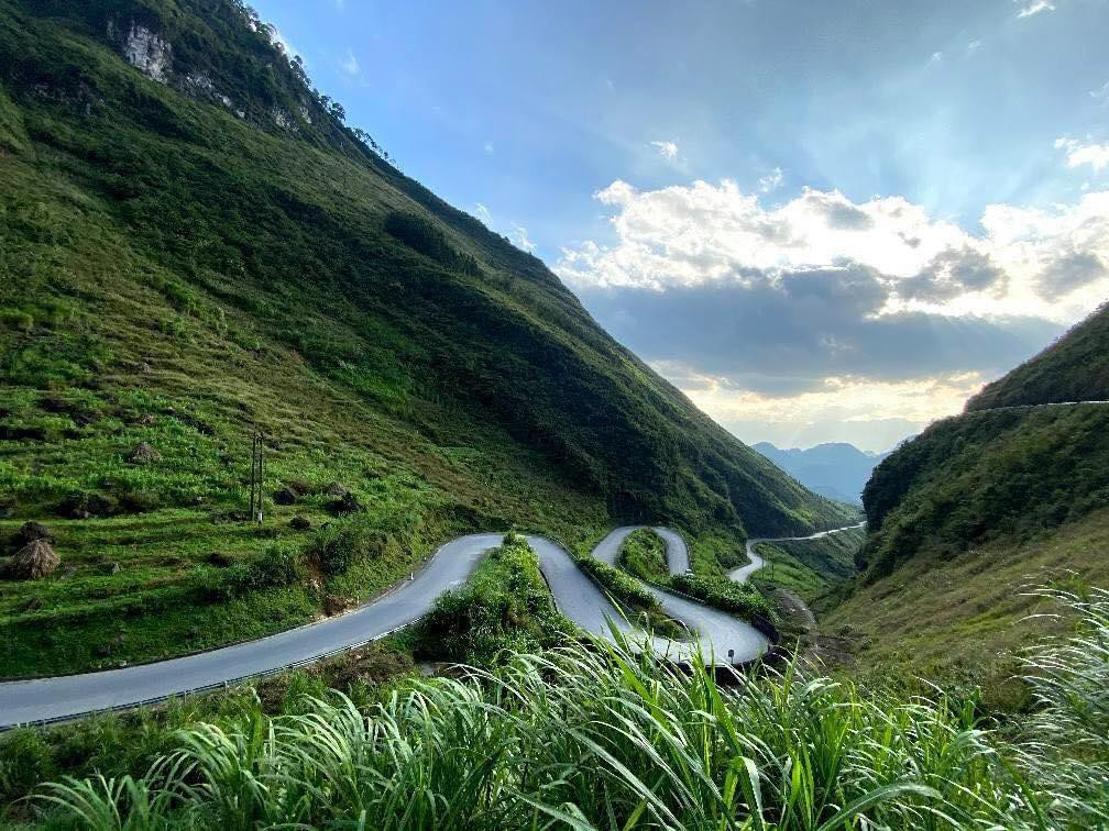 Nếu vừa muốn chinh phục con đèo này vừa muốn ngắm hoa tam giác mạch, địa điểm dưới chân đèo Mã Pí Lèng không thể bỏ qua. Ảnh: TINTIN ADVS