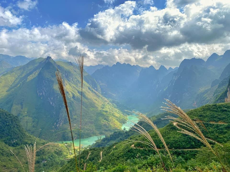 Dòng sông Nho Quế nhìn từ trên cao. Ảnh: TINTIN ADVS