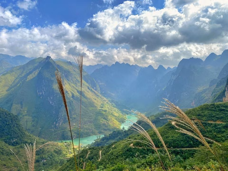 Dòng sông Nho Quế nhìn từ trên cao. Ảnh: TINTIN ADVS