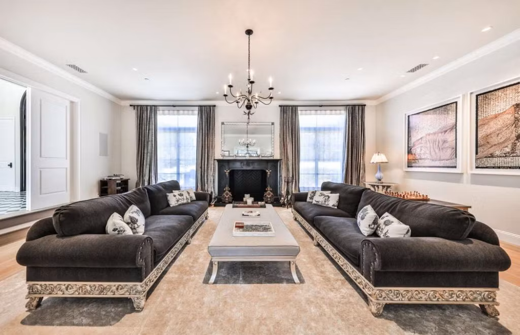 Bất động sản được xây dựng vào những năm 1980, có diện tích khoảng 3000 m2 với 7 phòng ngủ, 10 phòng tắm cùng những tiện nghi sang trọng như rạp phim, phòng gym, hồ bơi và sân tennis. Ảnh: 8 Beverly Park.