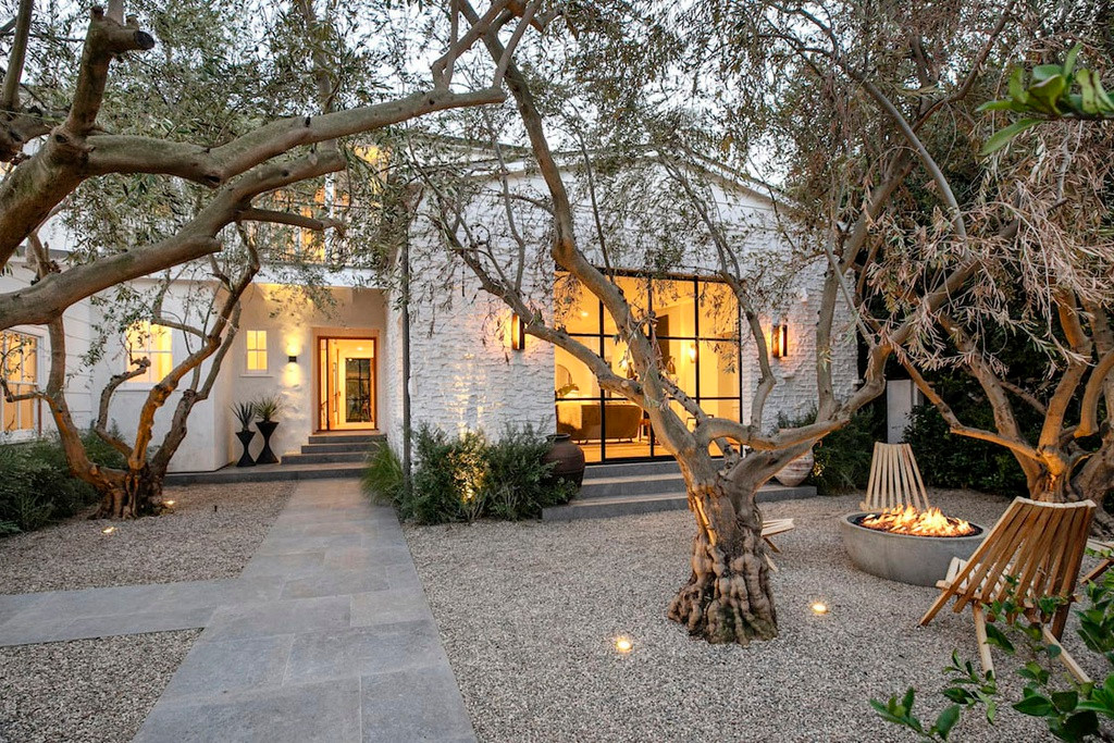 Nam ca sĩ người Canada cùng vợ mua một căn biệt thự ấm cúng ở khu Holmby Hills của thành phố Los Angeles vào năm 2019 với giá 8,5 triệu USD. Ảnh: Zillow.