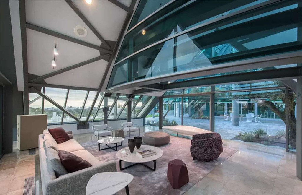 Căn biệt thự được thiết kế với những bức tường kính. Ngôi nhà có diện tích gần 700 m2 với 6 phòng ngủ và 7 phòng tắm. Ảnh: Zillow.