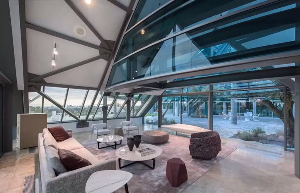 Căn biệt thự được thiết kế với những bức tường kính. Ngôi nhà có diện tích gần 700 m2 với 6 phòng ngủ và 7 phòng tắm. Ảnh: Zillow.