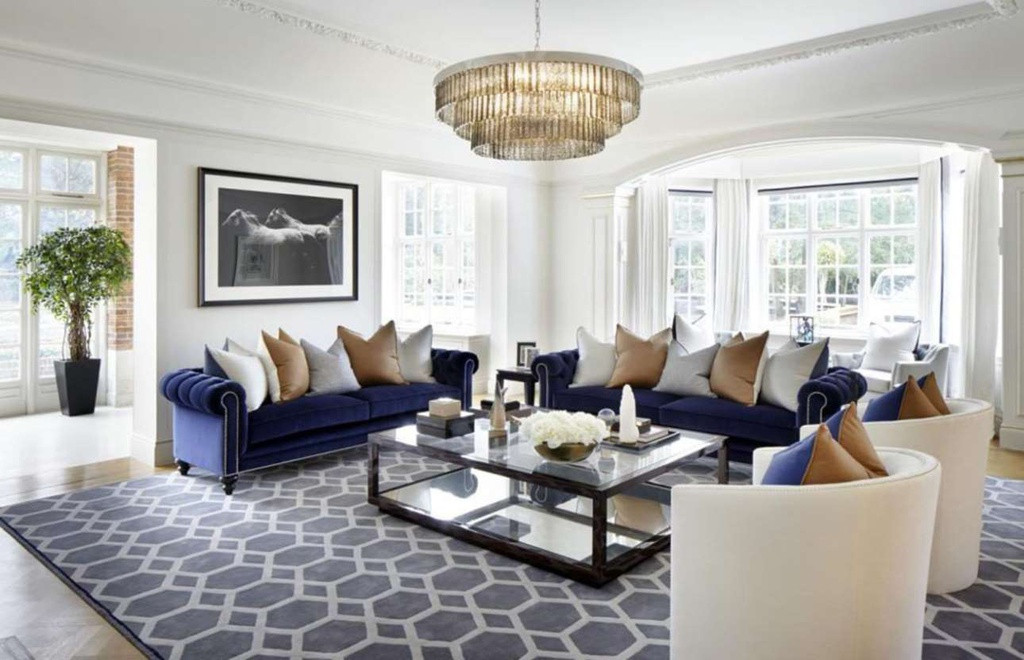 Ngôi nhà mang phong cách cổ điển tại Anh này được hoàn thiện vào năm 1910, có diện tích khoảng 2.500 m2 với 15 phòng ngủ, 13 phòng tắm cùng các tiện nghi như nhà xe, sân tennis và hầm rượu. Ảnh: Rightmove.