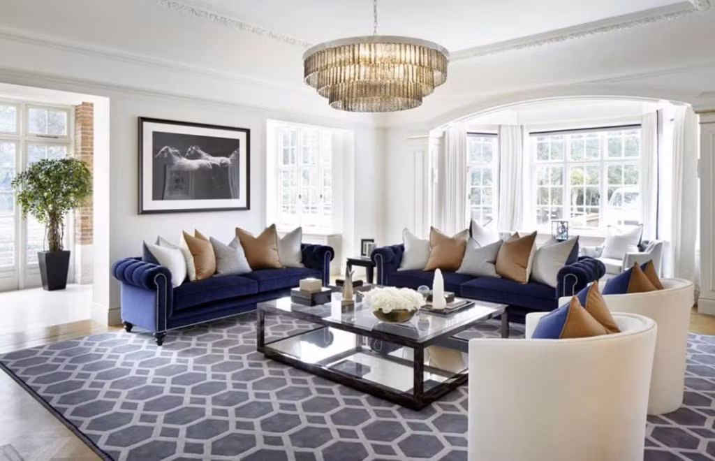 Ngôi nhà mang phong cách cổ điển tại Anh này được hoàn thiện vào năm 1910, có diện tích khoảng 2.500 m2 với 15 phòng ngủ, 13 phòng tắm cùng các tiện nghi như nhà xe, sân tennis và hầm rượu. Ảnh: Rightmove.