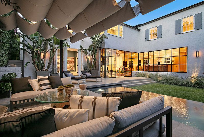 Ngôi nhà được hoàn thiện vào những năm 1930, có diện tích khoảng 560 m2 với 5 phòng ngủ và 7 phòng tắm. Bất động sản này vừa được bán vào tháng 2/2021 với giá xấp xỉ 8 triệu USD. Ảnh: Zillow.