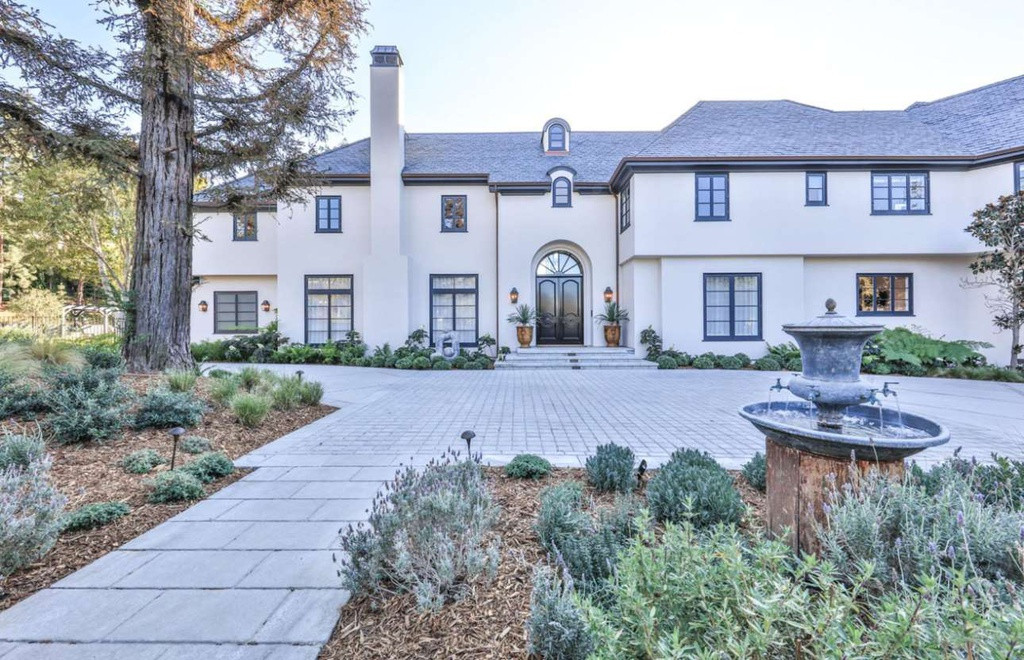 Vợ chồng Bieber chi 25,8 triệu USD vào tháng 8/2020 để mua một dinh thự rộng lớn ở khu Beverly Park của thành phố Los Angeles. Đây cũng là nơi sinh sống hiện tại của nam ngôi sao nhạc pop. Ảnh: 8 Beverly Park.