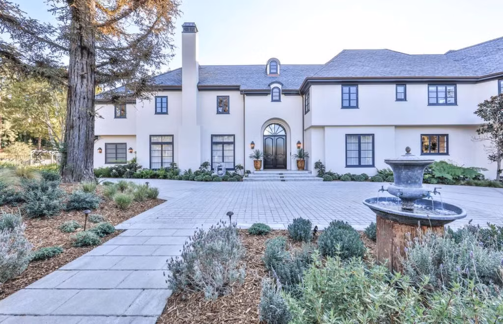 Vợ chồng Bieber chi 25,8 triệu USD vào tháng 8/2020 để mua một dinh thự rộng lớn ở khu Beverly Park của thành phố Los Angeles. Đây cũng là nơi sinh sống hiện tại của nam ngôi sao nhạc pop. Ảnh: 8 Beverly Park.