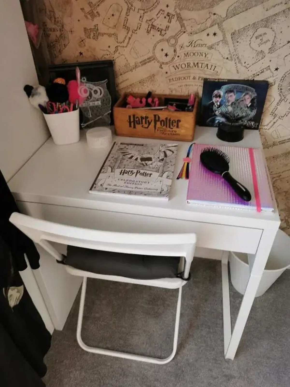 Bàn học của con gái lớn 12 tuổi.