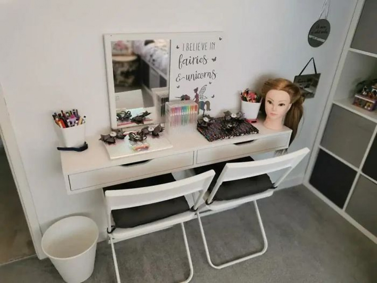 Bà mẹ còn tâm lý kết hợp phần bàn học với gương và các đồ trang điểm cho các bé.