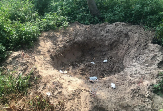 Đôi vợ chồng sát hại, đốt xác chủ nợ ở Hải Dương: Trong quá trình anh D.C.C. (47 tuổi, ở huyện Gia Lộc, Hải Dương) đến cửa hàng Cao Tài Năng (SN 1981, trú TP.Hải Dương) để đòi nợ thì bị Năng sát hại, Năng cùng vợ là Vũ Thị Mừng (SN 1983) trôn xác nạn nhân. Tối 8/2, sau nhiều tháng gây án, lo sợ bị phát hiện thi thể, Năng cùng vợ mua xăng, đào xác nạn nhân lên chất củi rồi đốt. Đốt xong, vợ chồng này bỏ tro, xương của nạn nhân vào túi nylon mang vứt nhiều nơi để phi tang. Sau đó, 2 vợ chồng này đã bị Công an bắt giữ.