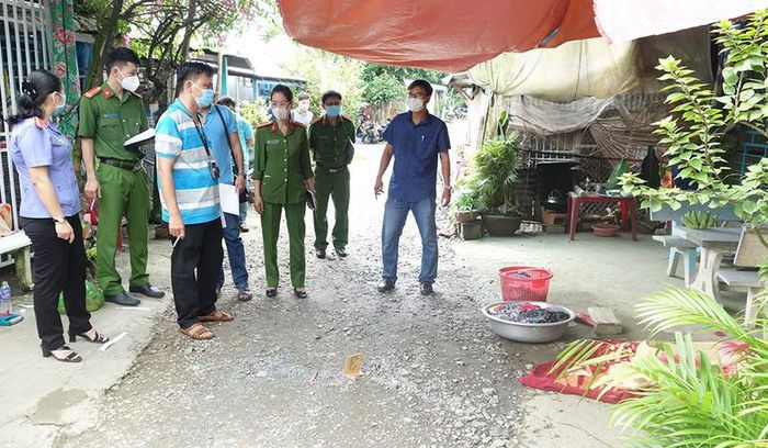  Truy sát hàng xóm kinh hoàng ở An Giang: Ngày 10/10, Nguyễn Thanh Cường (34 tuổi, ở huyện Châu Thành) cầm cây xăm gạo đến nhà người hàng xóm là bà Ca Thị Sang (45 tuổi) đâm nạn nhân tử vong. Nghi phạm sau đó tiếp tục đâm anh Nguyễn Văn Hận (36 tuổi) khi nạn nhân đang câu cá gần nhà bà Sang. Anh Hận thoát chết nhờ kịp nhảy xuống sông trốn Cường.