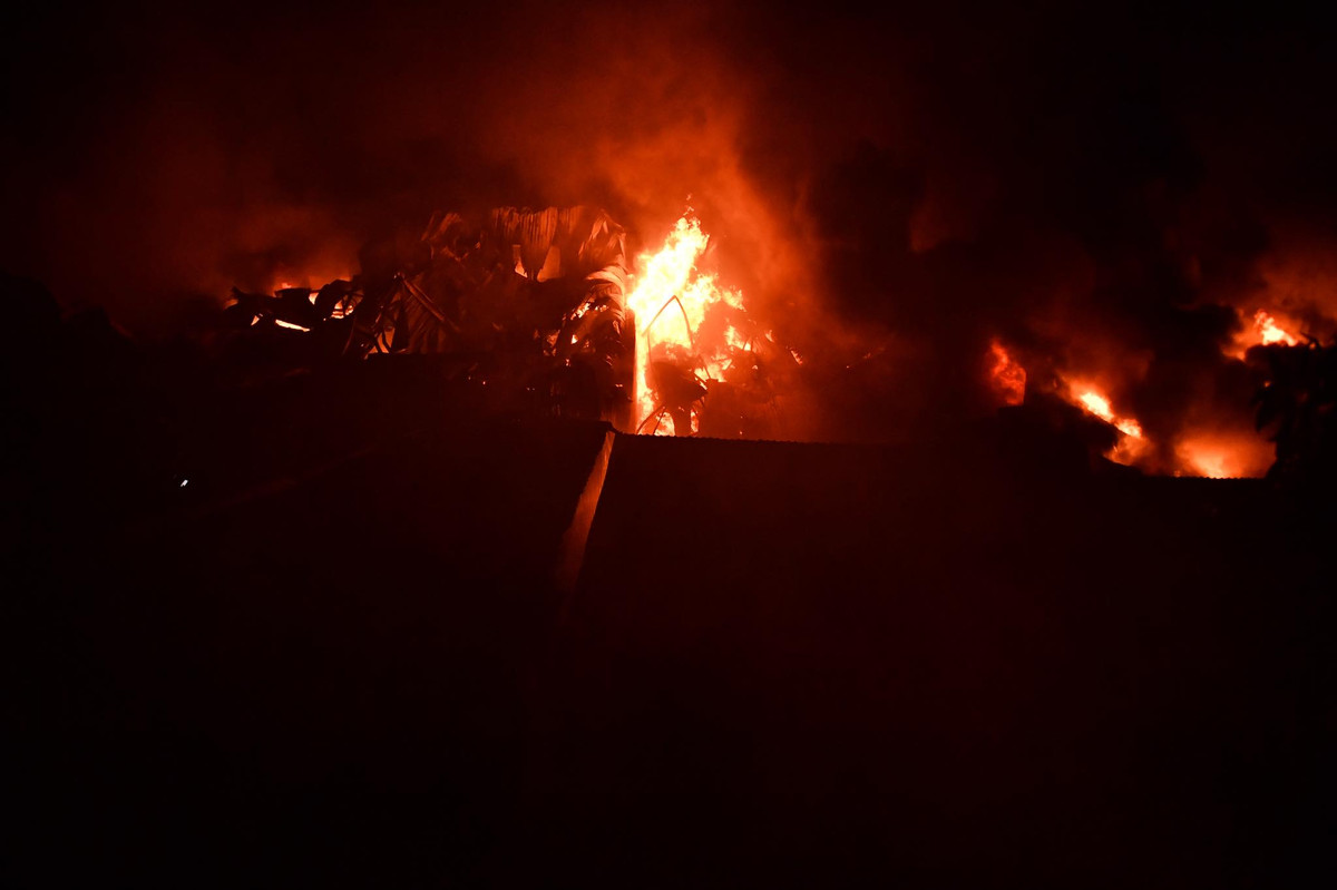 Hiện trường vụ cháy nhà kho hơn 2.000m2 sát chợ vải Ninh Hiệp Hien truong vu chay nha kho hon 2.000m2 sat cho vai Ninh Hiep