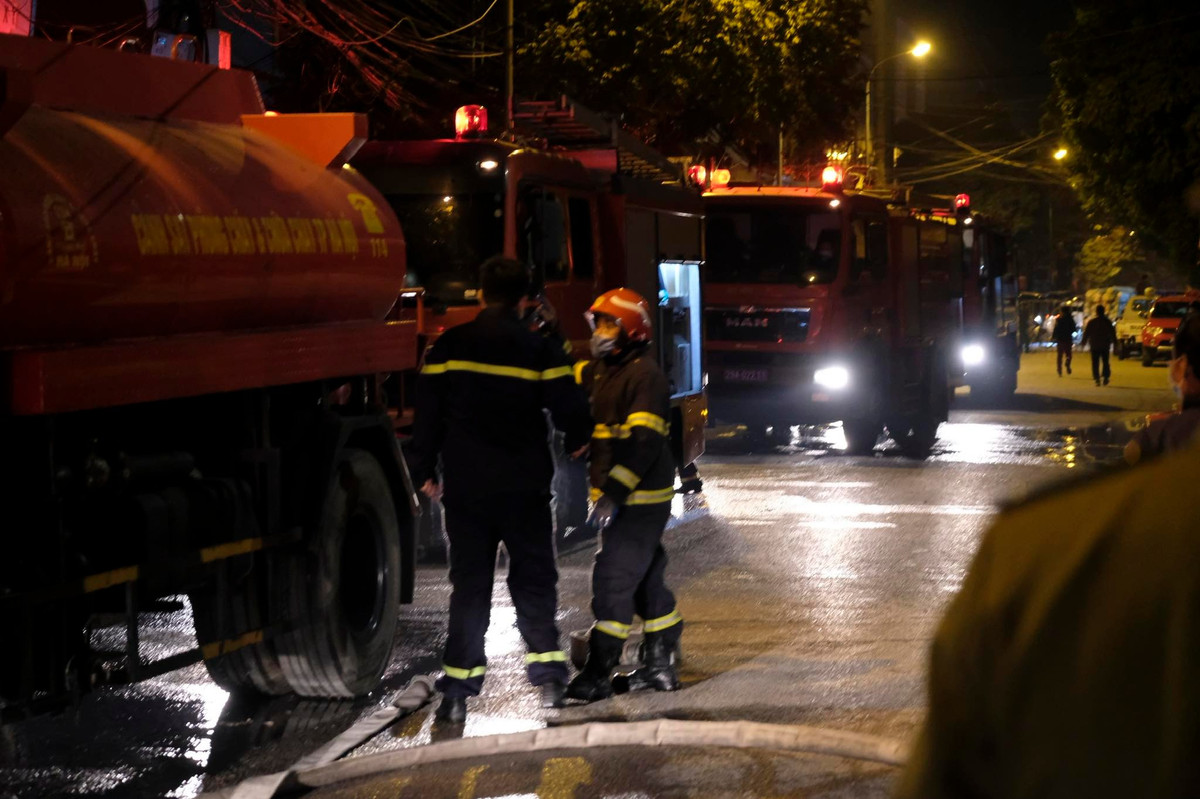 Vụ cháy lớn xảy ra và được cảnh sát nỗ lực khống chế, dập tắt hoàn toàn sau 4 giờ đồng hồ khi xảy ra cháy.