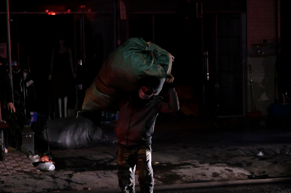 Theo ghi nhận, thời điểm xảy vụ cháy nhiều người vội vã ôm hàng hoá tháo chạy ra ngoài, tránh ngọn lửa lan rộng. 