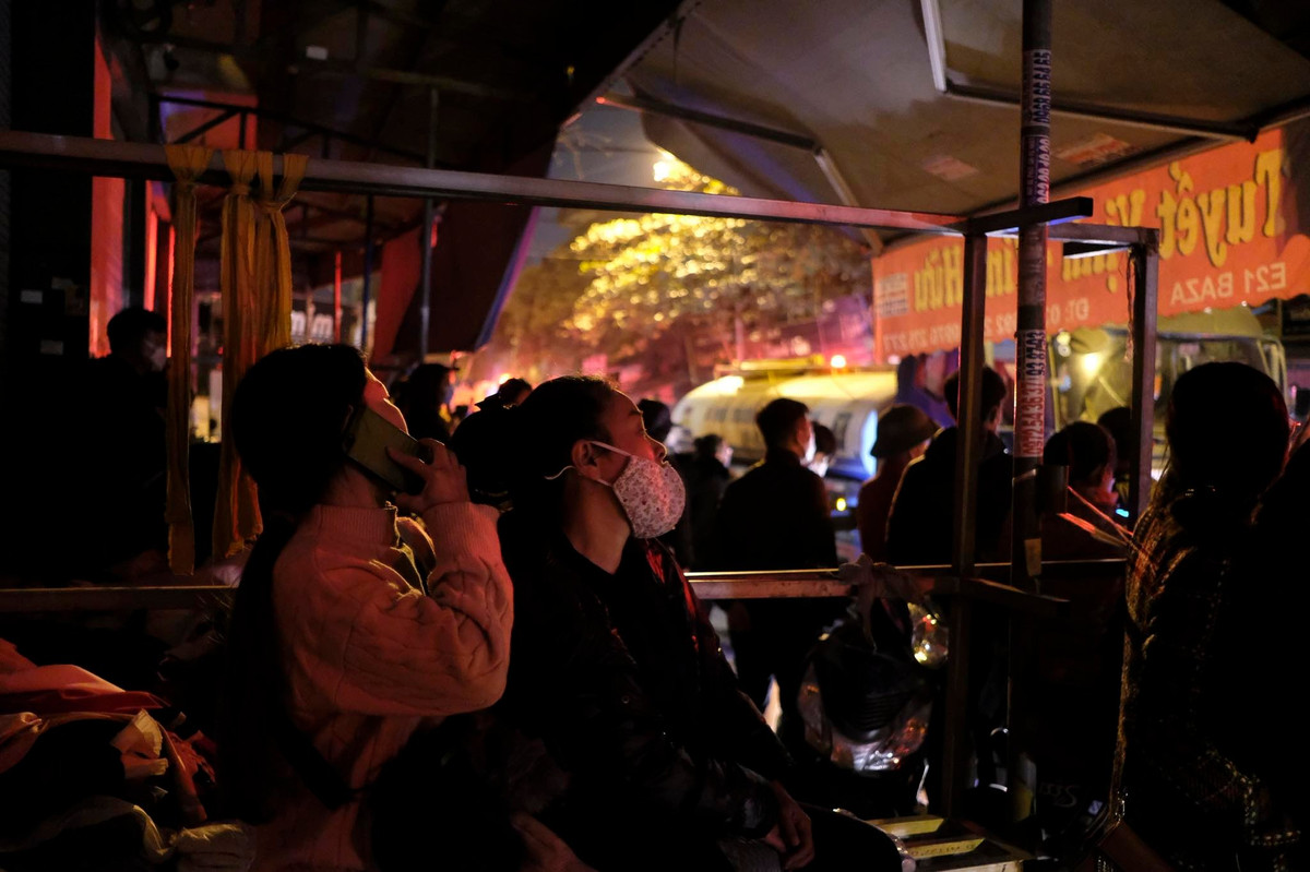 Ngọn lửa nhanh chóng lan rộng khiến nhiều tiểu thương hoảng loạn, bất lực trước cảnh tài sản bị thiêu rụi.