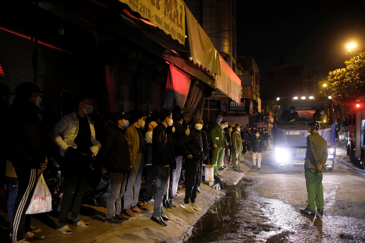 Trước đó, khoảng 18h ngày 30/12, người dân phát hiện ngọn lửa bén lên từ một kho hàng tại sát chợ vải Ninh Hiệp, huyện Gia Lâm, Hà Nội. 