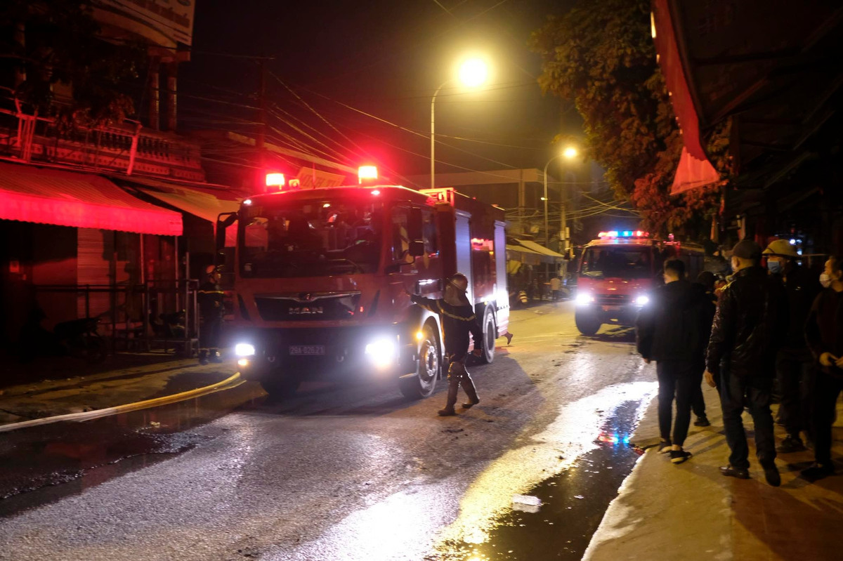 Nhận tin báo, các lực lượng thuộc Công an Hà Nội đã điều nhiều lượt xe cứu hỏa cùng hàng chục cán bộ, chiến sĩ đến hiện trường. 