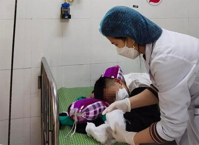  Điện thoại đang sạc phát nổ, bé trai 14 tuổi bị dập nát bàn tay: Ngày 30/12, UBND xã Xuân Hội, huyện Nghi Xuân, Hà Tĩnh cho biết, chiều 29/12, lúc em N.V.T (14 tuổi, trú tại địa phương) chơi điện thoại trong lúc sạc pin thì điện thoại bất ngờ phát nổ. Điện thoại nổ khiến bàn tay trái của em T. dập nát. 