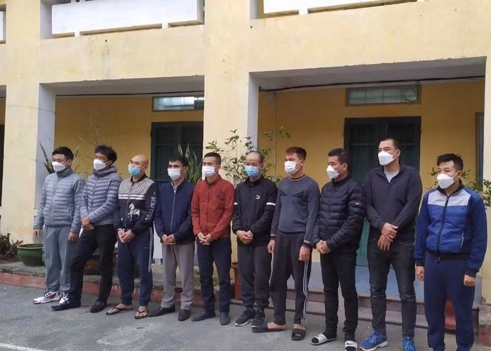  Phá đường dây cá độ hơn 8.000 tỷ, thu giữ xế sang Porsche: Ngày 30/12, Công an TP.Thái Bình cho biết vừa triệt phá đường dây đánh bạc qua mạng dưới hình thức cá độ bóng đá với quy mô cực lớn. Khám xét nơi ở và làm việc của nhóm nghi phạm, cảnh sát thu giữ 7 ô tô, trong đó có xế sang Porsche. Công an xác định đường dây đánh bạc này đã giao dịch hơn 8.000 tỷ. 