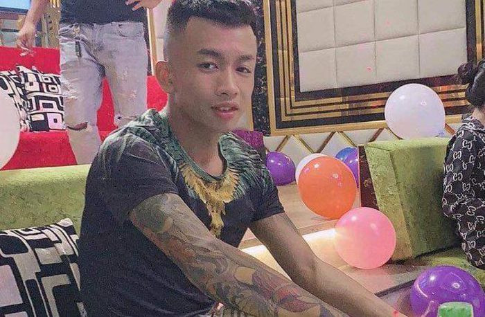  Truy tìm bị can đang điều trị tại bệnh viện thì bỏ trốn: Ngày 30/12, Công an tỉnh Quảng Nam cho biết, đang truy tìm Vương Nhật Vũ (còn gọi là Hin, ngụ thôn Bến Trễ, xã Cẩm Hà, TP Hội An, Quảng Nam) bị khởi tố hình sự để điều tra về hành vi "mua bán trái phép chất ma túy". Theo đó, trong quá trình tạm giam, Vũ bị bệnh và được đưa vào bệnh viện để điều trị lợi dụng sơ hở Vũ bỏ trốn. 