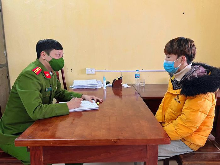  Lên mạng rao bán xe rồi chiếm đoạt tiền cọc: Hoàng Thanh Bình (SN 2003, trú TP Tuyên Quang) dùng nhiều tài khoản đăng tải các bài viết rao bán xe trên mạng xã hội. Khi có người hỏi mua, đối tượng sẽ yêu cầu đặt cọc tiền và chiếm đoạt số tiền này. Ngày 30/12, Công an tỉnh Tuyên Quang cho biết đã khởi tố Bình về tội Lừa đảo, chiếm đoạt tài sản. 