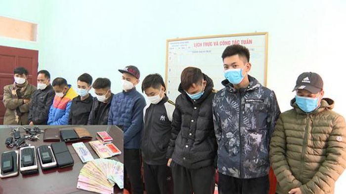  Bắt 10 đối tượng đánh bạc, thu giữ 55 triệu đồng: Ngày 31/12, Công an huyện Quảng Xương (Thanh Hóa) cho biết vừa bắt quả tang 10 đối tượng đang đánh bạc dưới hình thức '3 cây' tại nhà Mai Ngọc Tuấn (SN 1975 ở thôn Chính Đa, xã Quảng Chính) thu giữ gần 55 triệu đồng tiền mặt cùng nhiều tang vật khác có liên quan…. 