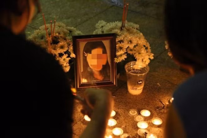  Bắt khẩn cấp người cha trong vụ bé gái 8 tuổi bị bạo hành dẫn tới tử vong: Liên quan đến vụ bé gái 8 tuổi bị bạo hành dẫn tới tử vong, ngày 31/12, Công an quận Bình Thạnh, TP HCM đã bắt khẩn cấp với Nguyễn Kim Trung Thái (SN 1985, ngụ quận 1) là cha ruột của bé gái (SN 2013).