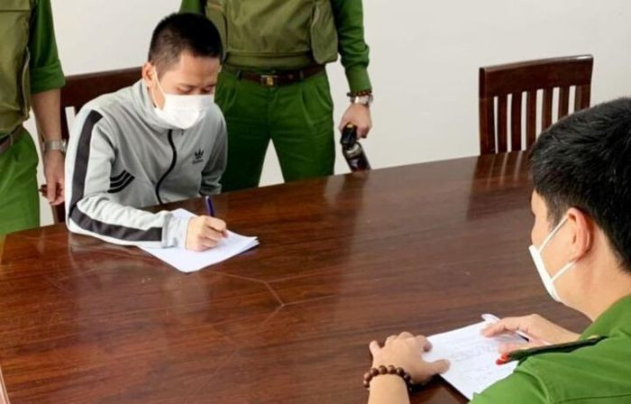  Tranh cãi trong cuộc nhậu, em vợ rút dao đâm anh rể trọng thương: Tranh luận rồi xảy ra mâu thuẫn trong cuộc nhậu, Tăng Vũ (27 tuổi, trú quận Sơn Trà, Đà Nẵng) rút dao đâm anh rể là Đ.Q.T (trú cùng địa phương) gục tại chỗ rồi bỏ về nhà ngủ. Ngày 31/12, Công an quận Sơn Trà cho biết đang tạm giữ Vũ để điều tra, làm rõ. 