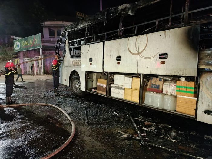  Xe khách bùng cháy trong đêm, nhiều người thoát nạn: Đêm 30/12, xe khách mang biển kiểm soát 51B- 27.083 đi từ Đắk Lắk về TP HCM khi tới TP Gia Nghĩa tỉnh Đắk Nông xe khách này bỗng nhiên bốc cháy, hành khách trên xe nhanh chóng thoát hết ra ngoài... Ngay sau đó, người dân ở khu vực này đã sử dụng nước để tiến hành chữa cháy đồng thời gọi lực lượng chức năng hỗ trợ.