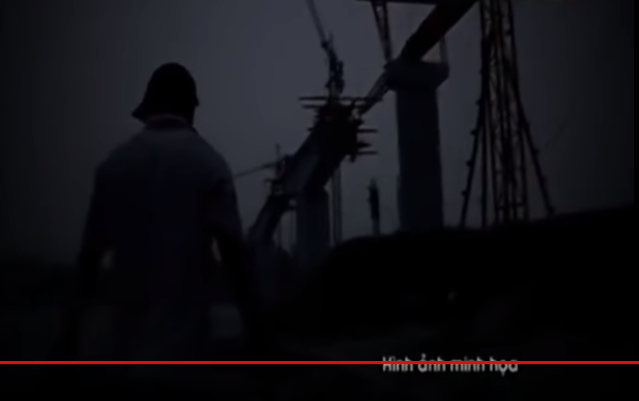 Ngày 13/9/2013, Tuấn thuê xe ôm chở ra bến đò Hữu Đô bán một bao tải ngô với giá 162 nghìn đồng. Có số tiền trên, hắn chui vào một quán thịt chó để ăn nhậu và chờ một người bạn từ Hàm Yên (Tuyên Quang) cầm về cho một gói quần áo. Khoảng 21h ngày 13/9/2013, đối tượng này lên đò chở về xã Hữu Đô. Với rắp tâm thực hiện ý định trộm cắp tài sản, Tuấn đeo khẩu trang che mặt…