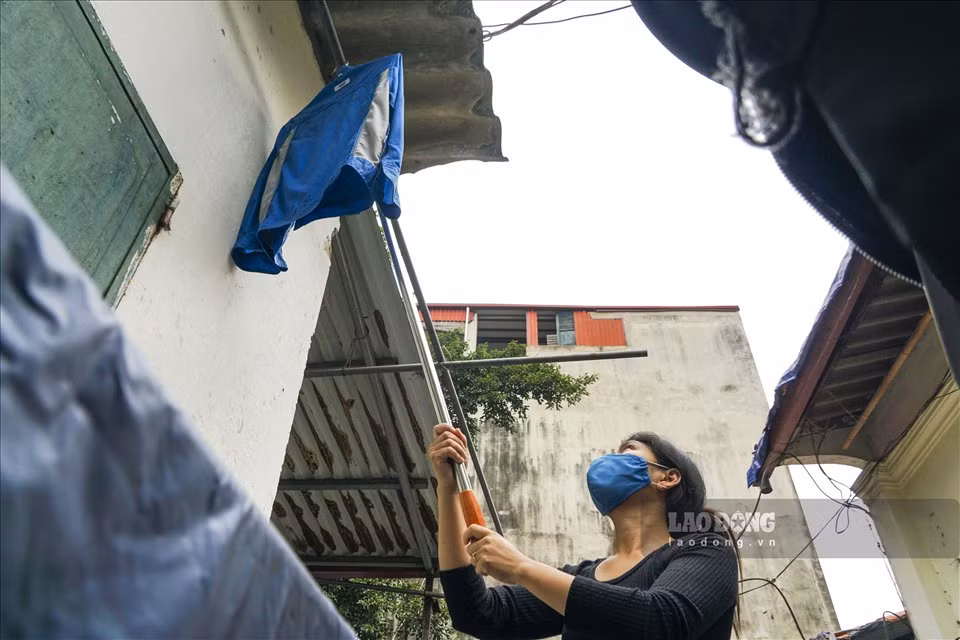 Cứ thế mỗi ngày, người phụ nữ đơn thân này làm việc thoăn thoắt không biết mệt mỏi. Bởi theo chị, chỉ cần thấy con cười và khỏe mạnh là mọi lo toan của cuộc đời đều tan biến.