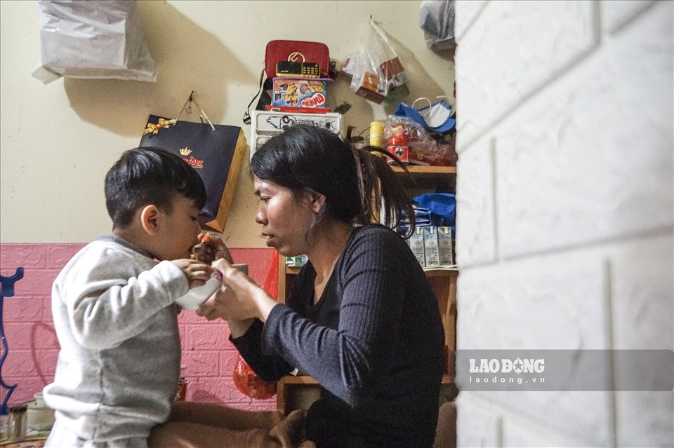 Dù làm công việc nặng nhọc, nhưng bữa trưa của người phụ nữ đơn thân cao chưa đến mét rưỡi, nặng 44 kg chỉ có gói mì úp, còn bé Thóc được mẹ cho cho ăn cháo và uống sữa tươi.