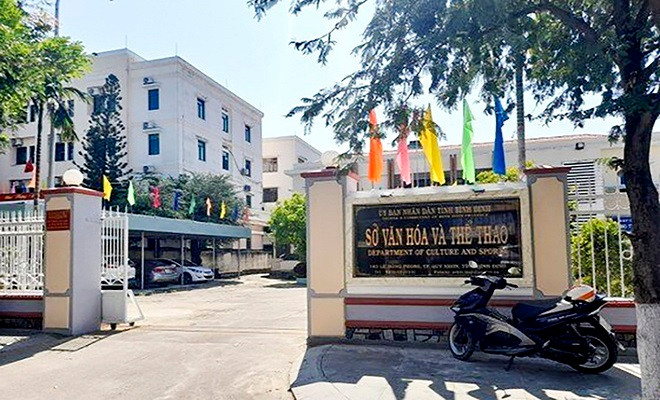 Thue giang ho doa giam doc so, lanh dao trung tam van hoa bi thoi viec