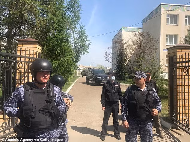 Theo thông tin mới cập nhật từ hãng thông tấn TASS, nghi phạm xả súng thứ hai đã bị bắn hạ.