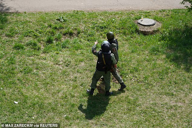 Hiện, các cơ quan chức năng đang mở cuộc điều tra làm rõ động cơ thực hiện vụ xả súng của các đối tượng gây án. Ảnh: Lực lượng Vệ binh Quốc gia Nga có mặt tại hiện trường vụ xả súng.